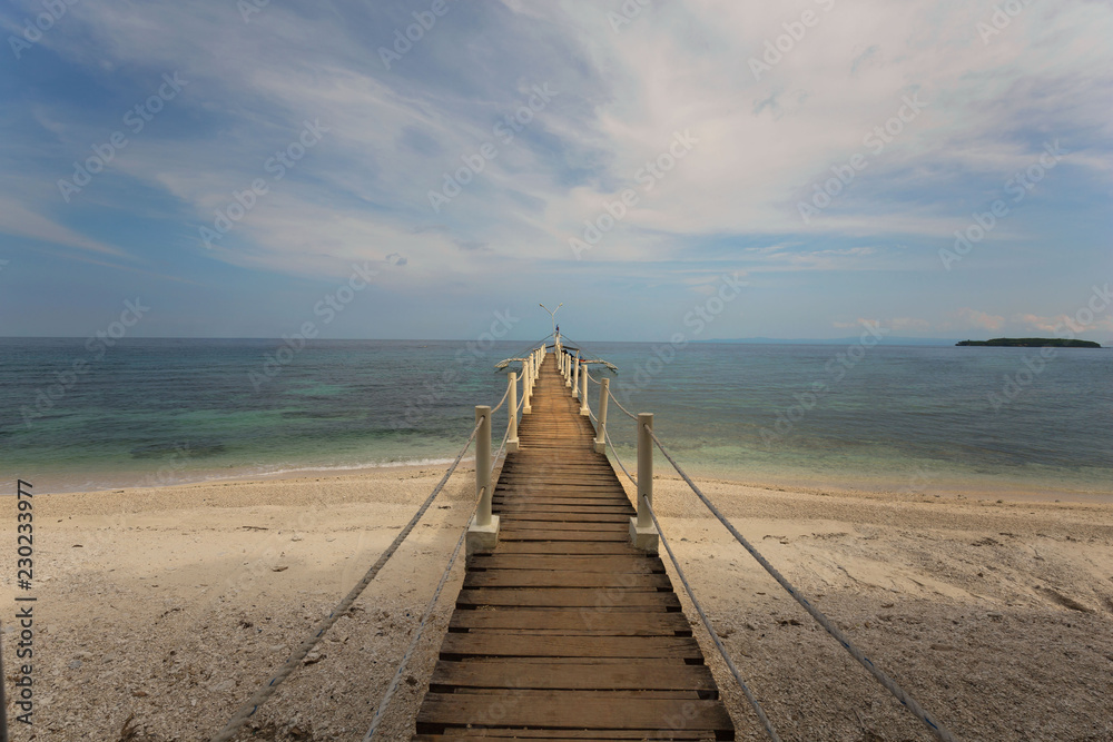 Obraz premium Pier to Sumilon Island Cebu Philippines, in a tranquil scene on a nice sunny day
