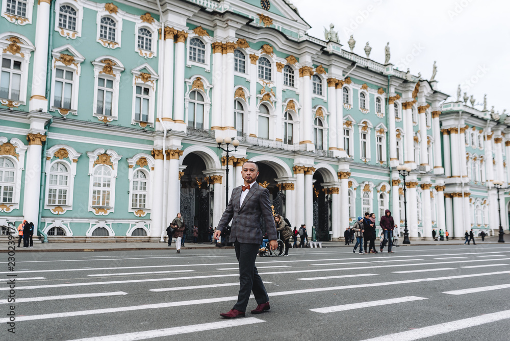 Obraz premium asian businessman in city