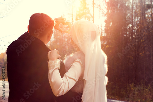 Canvas Print Newlyweds  making heart shape with hands