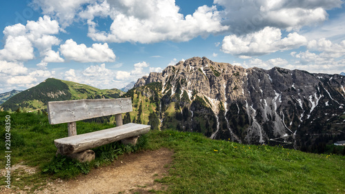 Bank mit Bergpanorama