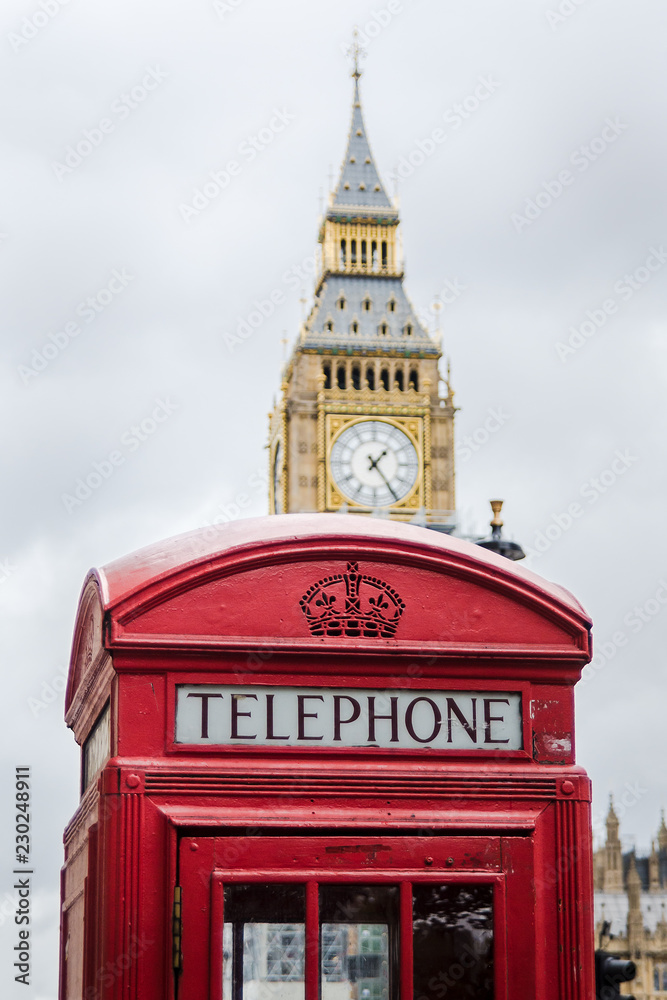 Obraz premium Traditional London phone box with big ben in the background
