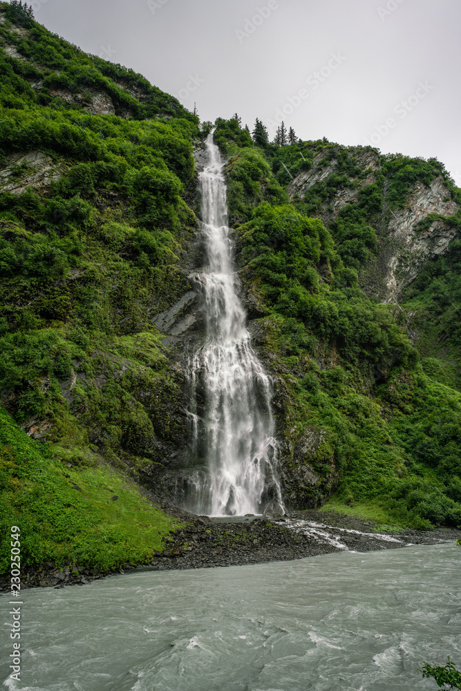 Obraz premium Horse Tail falls under the rain near Valdez, Alaska
