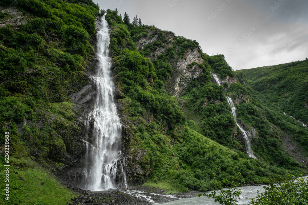 Obraz premium Horse Tail falls under the rain near Valdez, Alaska