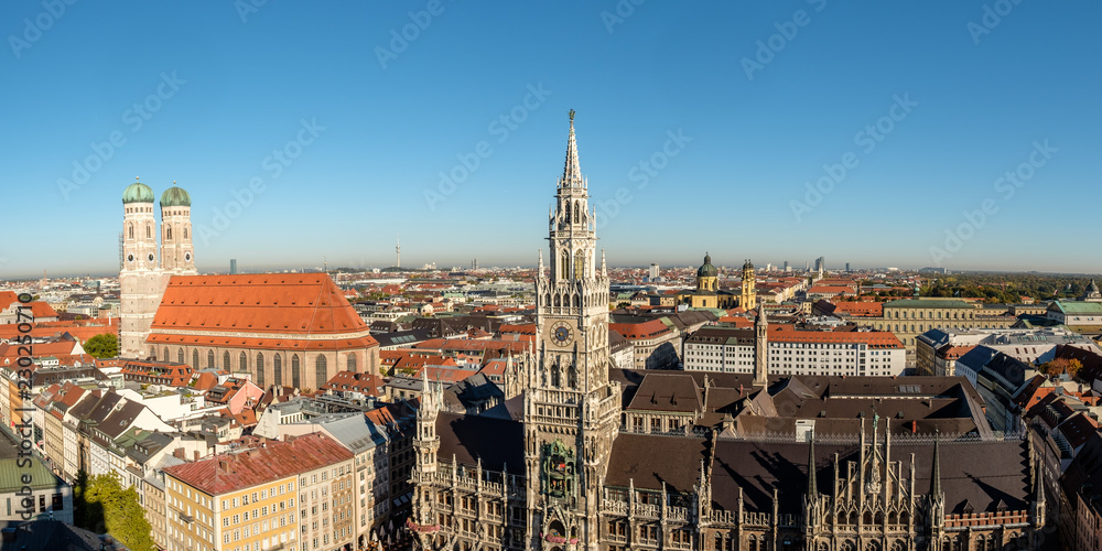 München neues Rathaus und Frauenkirche