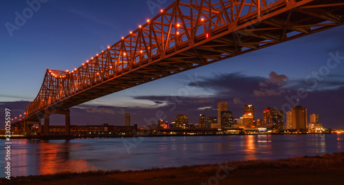 Fototapeta Naklejka Na Ścianę i Meble -  Die Crescent City Connection Bridge am Mississippi, vor der Skyline von New Orleans, Louisiana