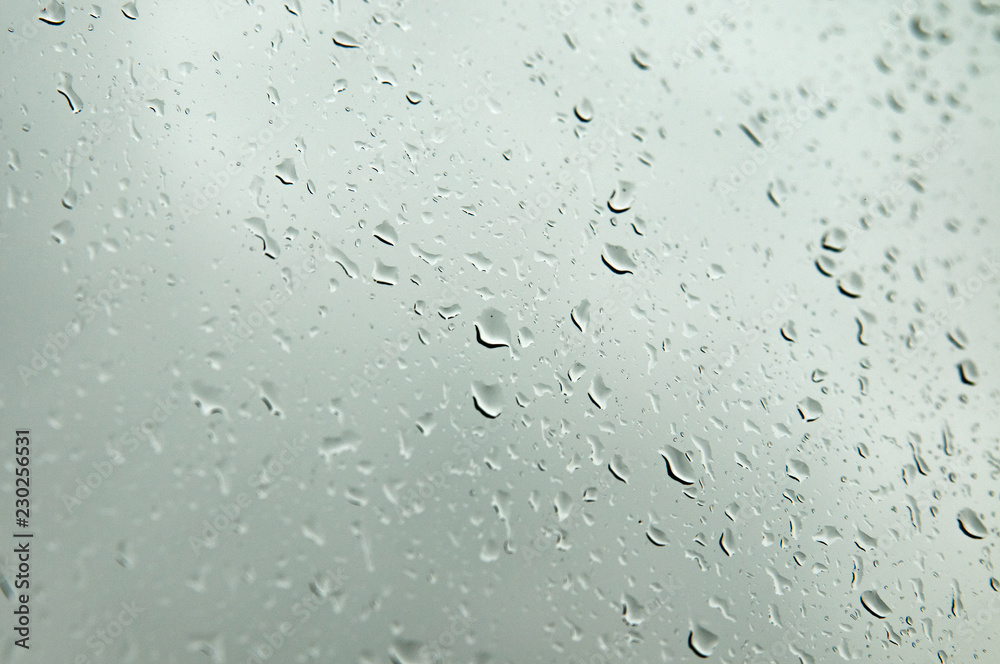 Wassertropfen auf einer Glasscheibe