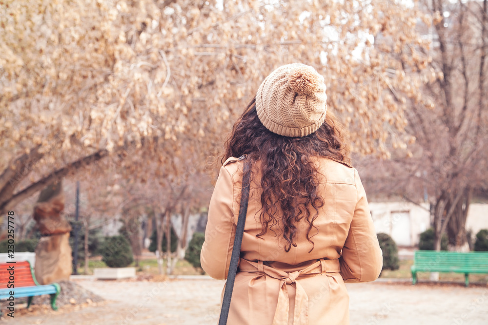 Fototapeta premium Caucasian girl in a autumn park.