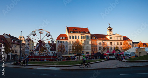 Zeitzer Altstadt panorama während Rummel mit Riesenrad und Gewandhaus im Hintergrund