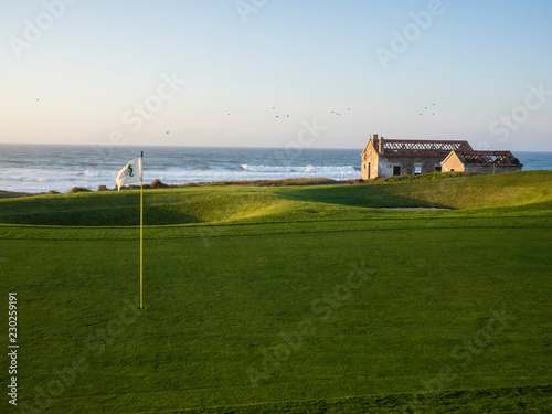 Praia del Rey Golfplatz bei Obidos, Portugals Silberküste, das berühmte Par3 der 14. Spielbahn in Abendstimmung