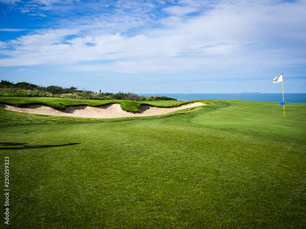Der West Cliffs Golfplatz an Portugals Silberküste, in der Nähe von Obidos. Er gehört zu den besten Golfpätzen Europas, Nummer eins in Zentral Portugal. 12. Spielbahn, ein Par 3