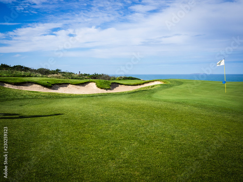 Der West Cliffs Golfplatz an Portugals Silberküste, in der Nähe von Obidos. Er gehört zu den besten Golfpätzen Europas, Nummer eins in Zentral Portugal. 12. Spielbahn, ein Par 3 photo