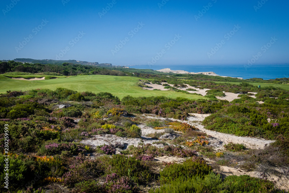 Der West Cliffs Golfplatz an Portugals Silberküste, in der Nähe von Obidos. Er gehört zu den besten Golfpätzen Europas, Nummer eins in Zentral Portugal. Der West Cliffs Golfplatz an Portugals Silberküste, in der Nähe von Obidos. Er gehört zu den besten Golfpätzen Europas, Nummer eins in Zentral Portugal.