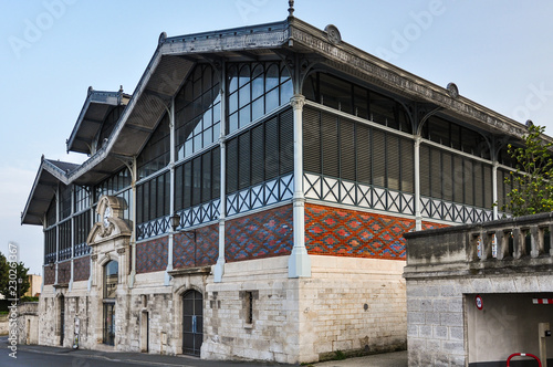 Le marché des Halles d'Angoulême, une belle architecture alliant verre et fer, France photo