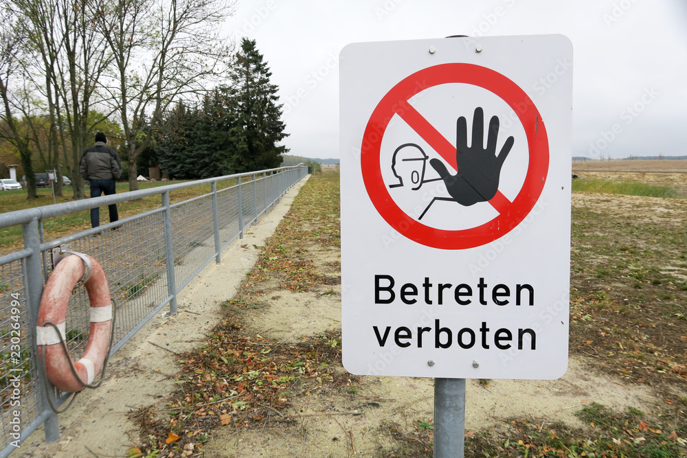 Zeichen verkehrszeichen Betreten verboten rettungsring Stock Photo