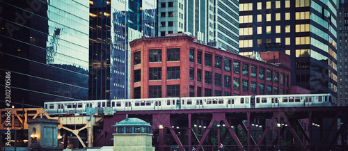 Obraz Panoramiczny widok na podwyższony pociąg kolejowy w Chicago