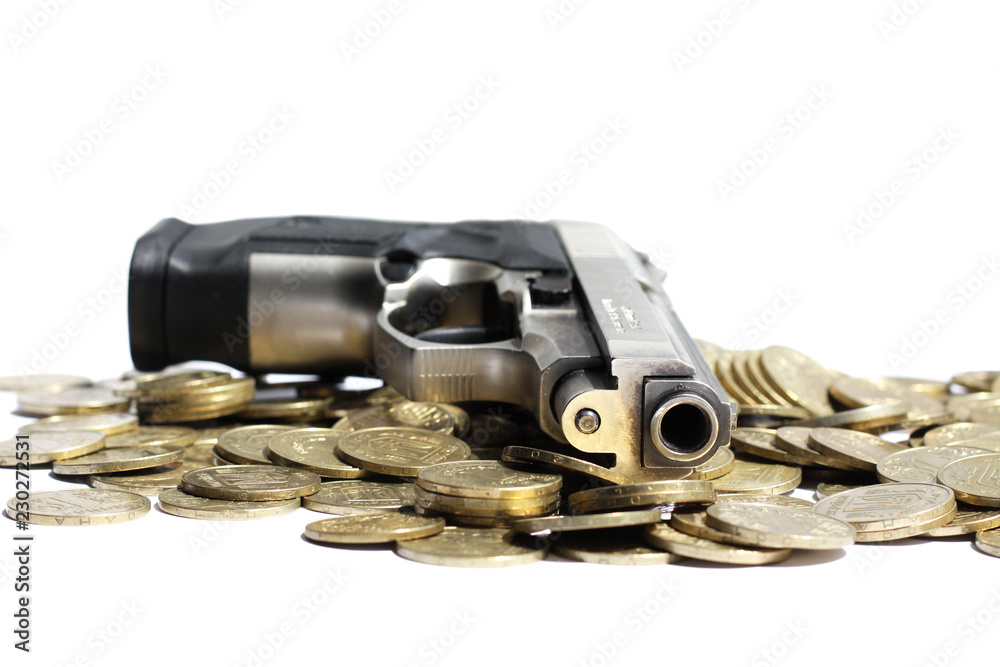 Obraz premium Pistol over heap of coins
