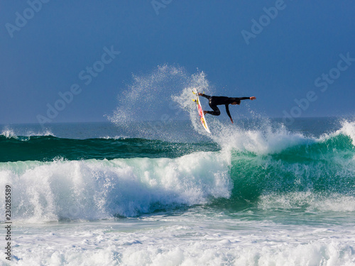 Tableau sur toile Surfer am Atlantik in Portugal, nahe Obidos