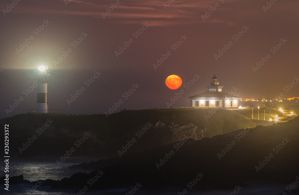 Fototapeta premium Full moon accompanying the lighthouse!