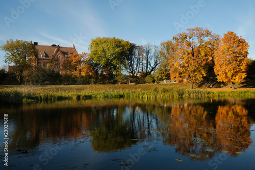 Polska, Gdańsk - jesienny krajobraz nad rzeką Motławą, oświetlony wieczornym słońcem