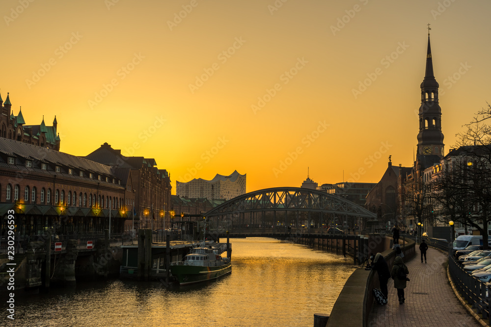 Fototapeta premium Hamburger Speicherstadt Sonnenuntergang Abendstimmung mit Elbphilharmonie
