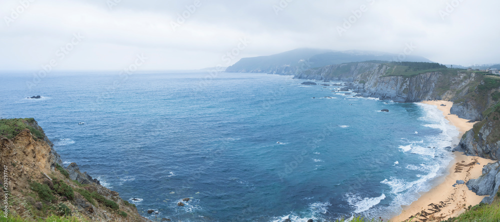 Paisaje de costa con las vistas de los acantilados mirando al mar, en la localidad de Loiba en La Coruña, España, verano de 2018