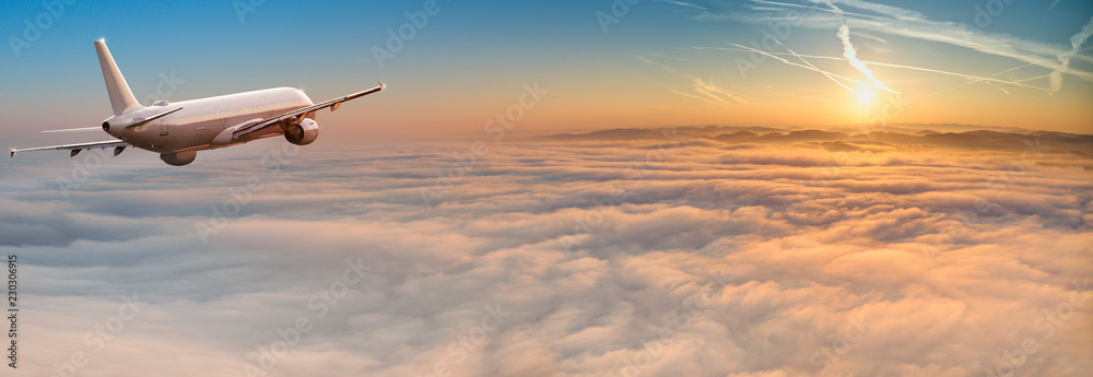 Naklejka premium Komercyjny samolot lecący nad chmurami dramatycznymi.