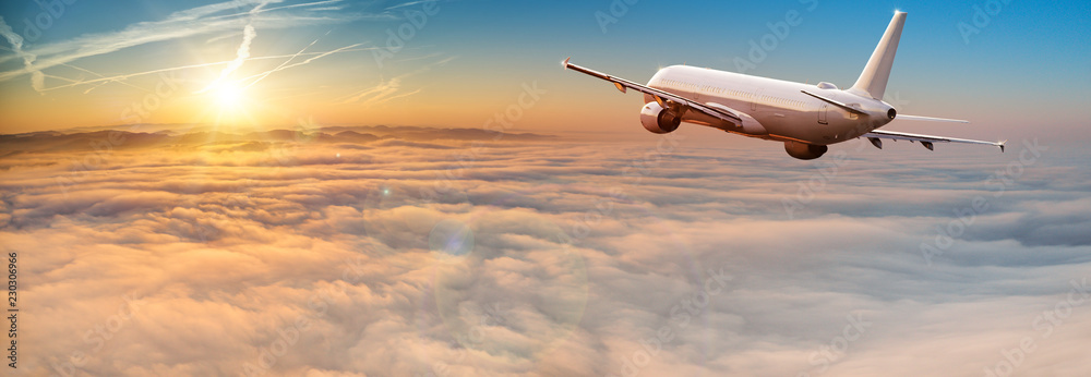 Fototapeta premium Komercyjny samolot lecący nad chmurami dramatycznymi.