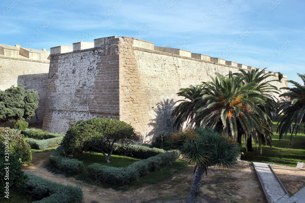 Φωτογραφία Alte Stadmauer und Grenze zur Altstadt von Cádiz, die puerta de tierra