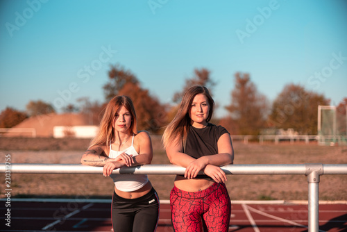 Cuadro en lienzo Girls at the stadion