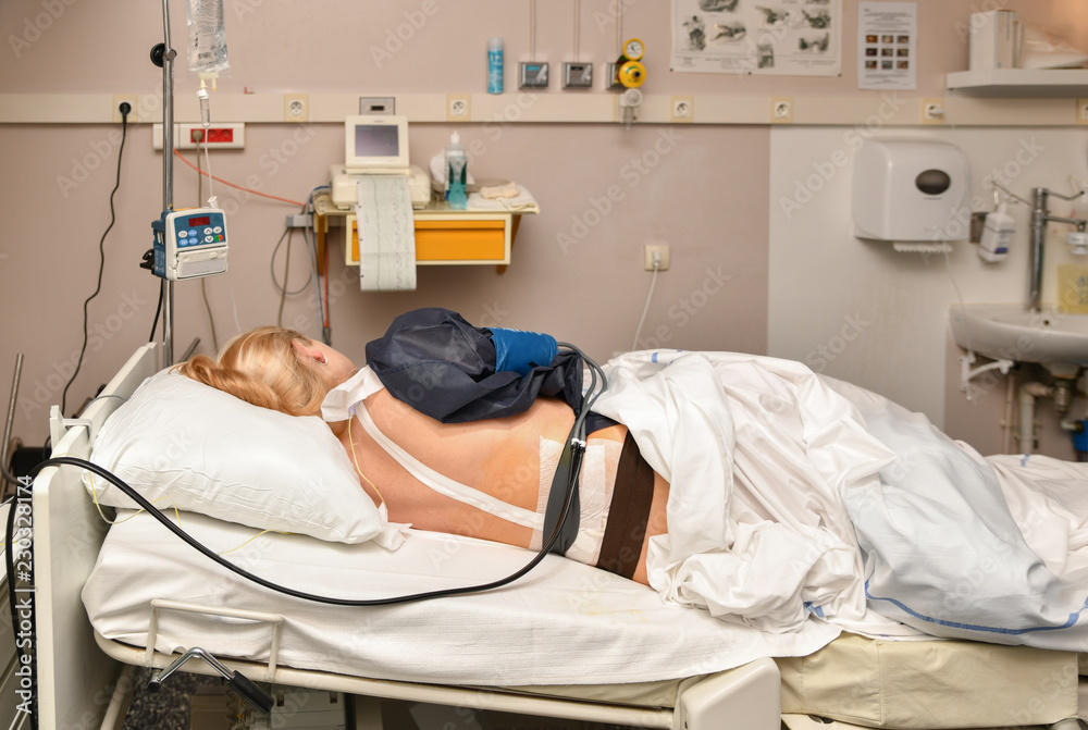The women lies in the birthplace with contractions and epidural anesthesia The women lies in the birthplace with contractions and epidural anesthesia