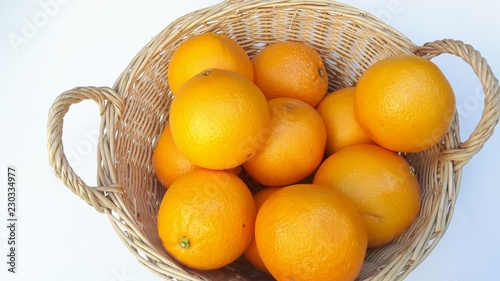 corbeille d'oranges sur fond blanc