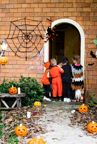 Little children trick or treating on Halloween © Rawpixel.com