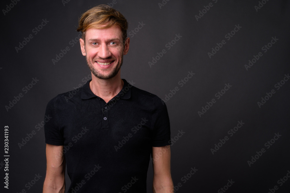 Naklejka premium Studio shot of blond bearded man against gray background