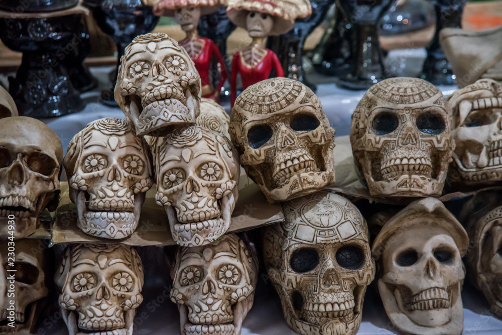 Fototapeta premium cráneos calaveras mexicanas gravadas dia de muertos 