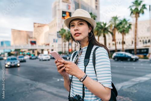 Canvas Print pretty backpacker searching the right direction