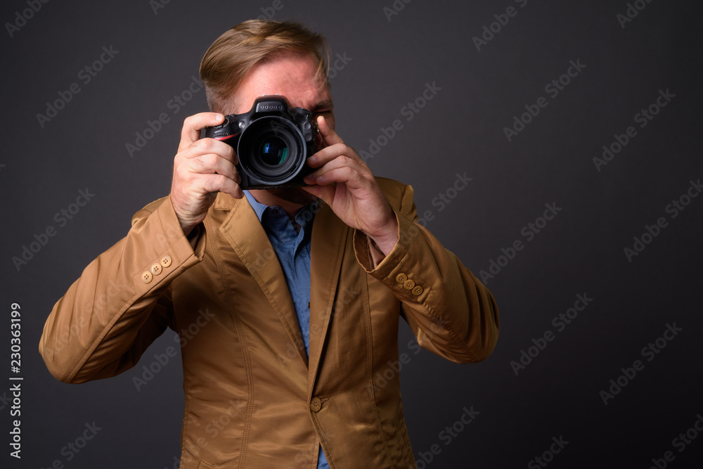 Obraz premium Blond bearded businessman with goatee against gray background