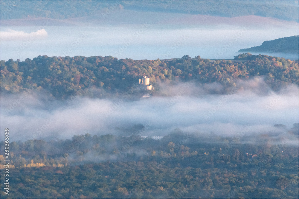 vue aérienne de la tour du château de La Roche Guyon dans la brume dans les Yvelines en France