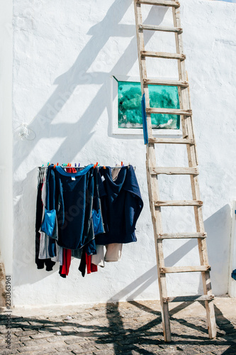 Clothes hanging to dry in front of house © GVS