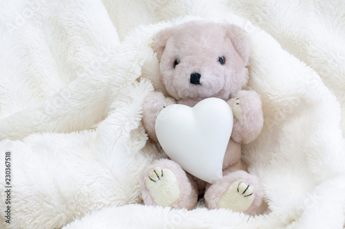 Teddy bear with love and gift © Aguaviva