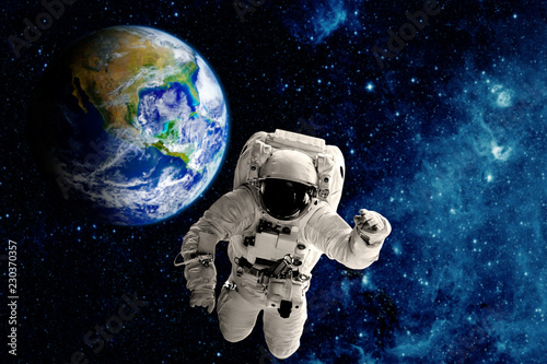Fototapeta Naklejka Na Ścianę i Meble -  astronaut flies over the earth in space. 