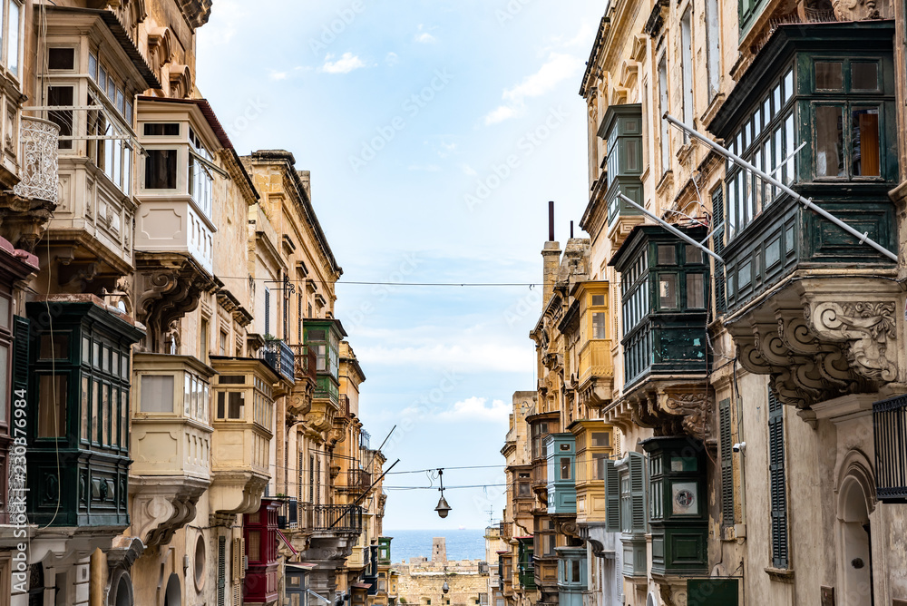 Hausfassaden in Valletta Malta mit Erker