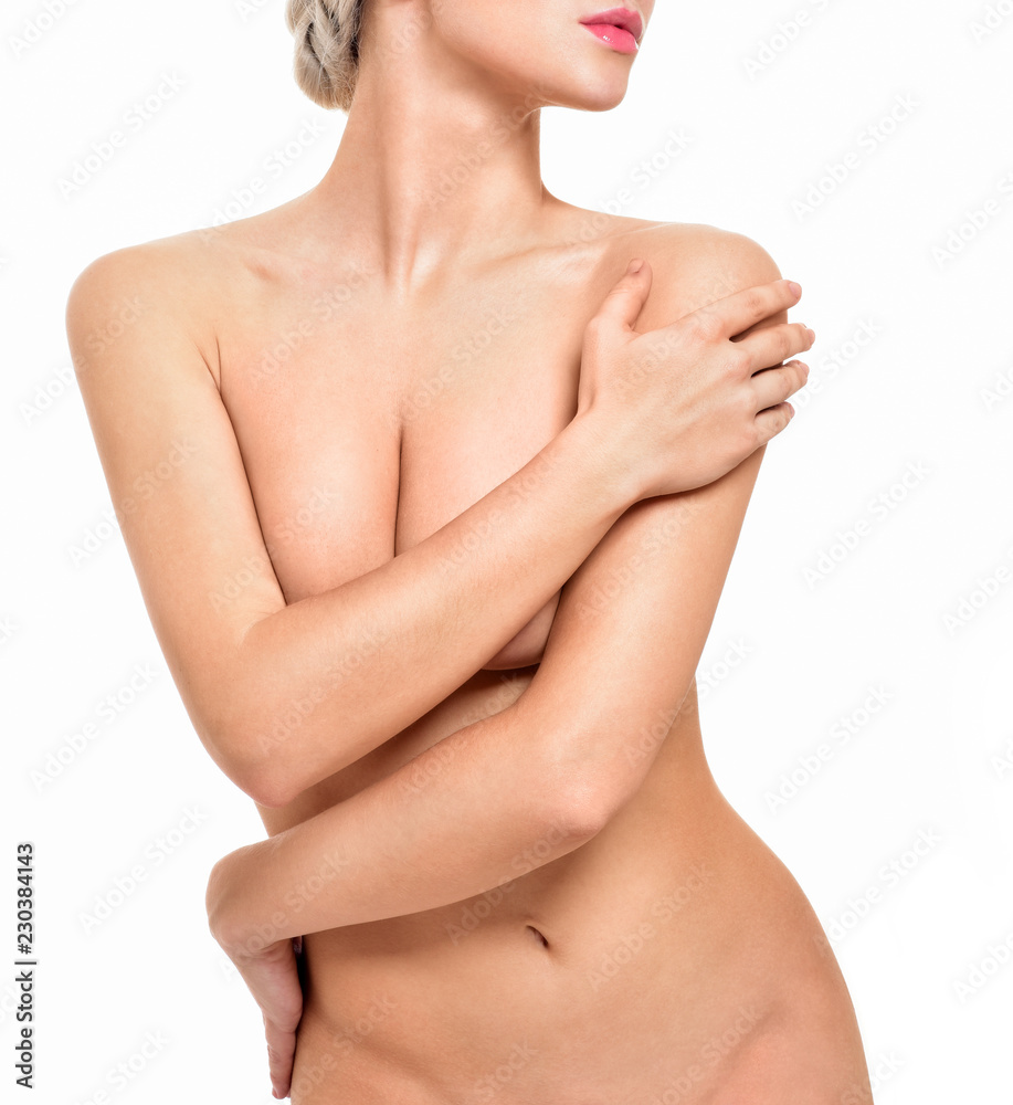 Naklejka premium Piękna młoda kobieta z czystą skórą nagie piersi topless. Piękna kobieta, obejmujące jej nagie piersi.