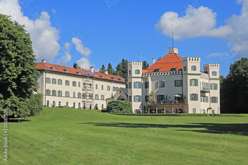 das hist. Schloss der Kaiserin Elisabeth in Possenhofen am Starnberger See in Bayern