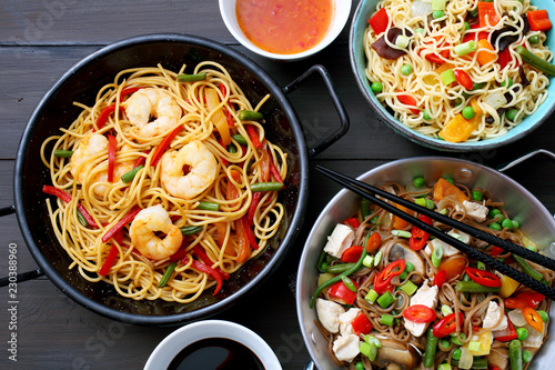 gastronomia Cinese spaghetti con carne verdure e gamberetti su tavolo grigio photo