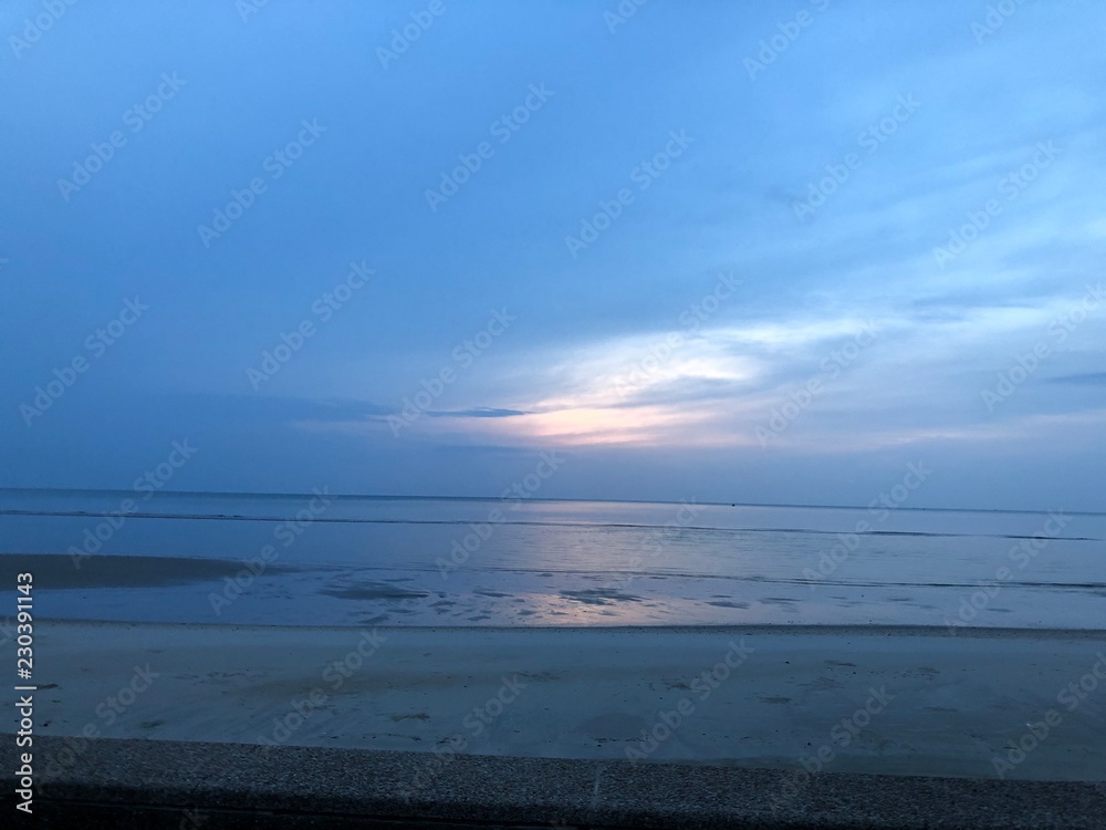 Obraz premium Sunset with blue sky. 