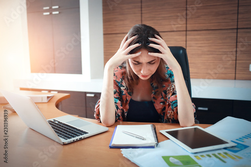 Obraz na plátně businesswoman using computer on table then got stress