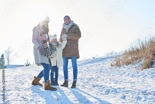 Glückliche Familie im Winterurlaub
