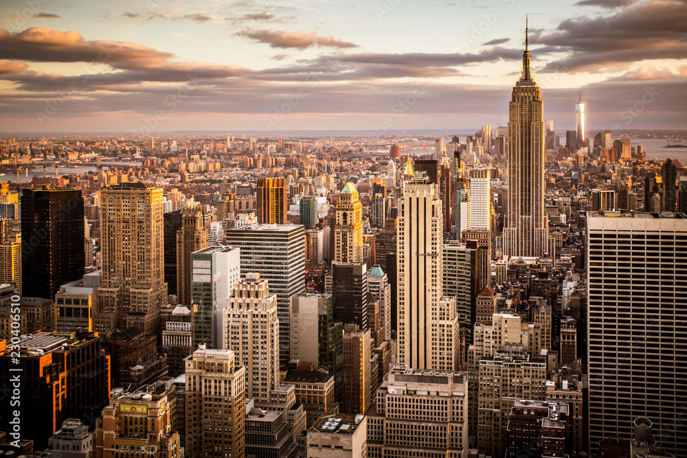 Fototapeta premium Piękny zachód słońca nad panoramą Nowego Jorku Midtown Manhattan