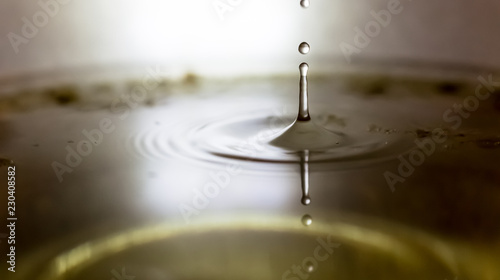 einzelner Wassertropfen ruhig in stillen Wasser See Schale