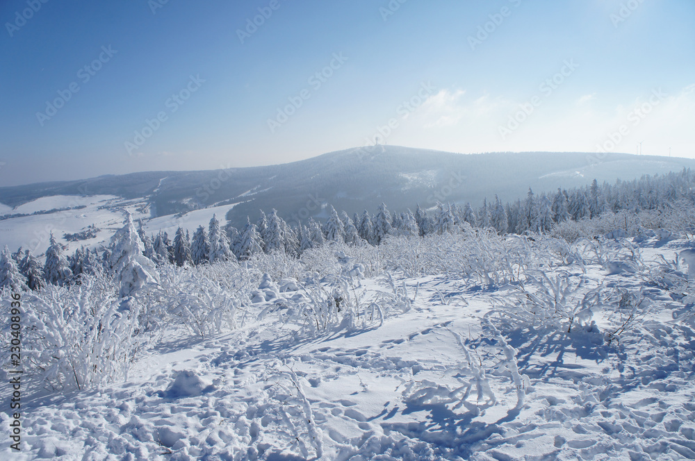 Blick auf das Böhmische Erzgebirge/dick bereifte Büsche und Fichten auf dem Fichtelberg, im Hintergrund der Klinovec im böhmischen Teil des Erzgebirges, traumhafte Winterlandschaft